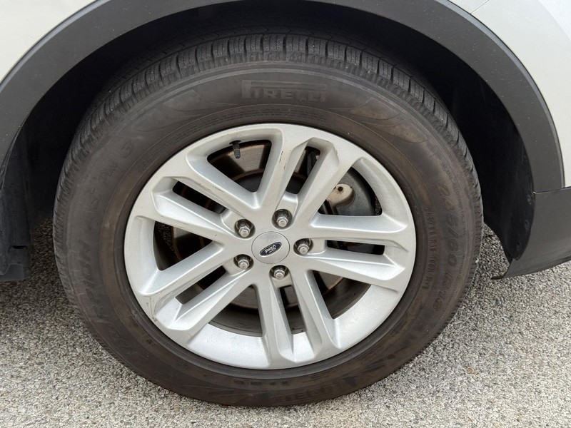 Ford Explorer Vehicle Full-screen Gallery Image 7