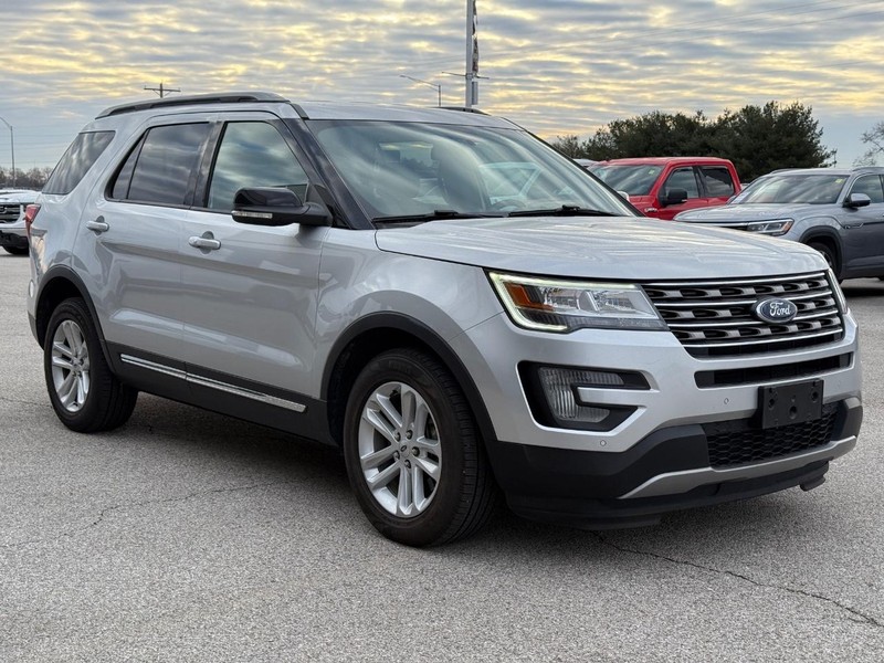 Ford Explorer Vehicle Full-screen Gallery Image 8