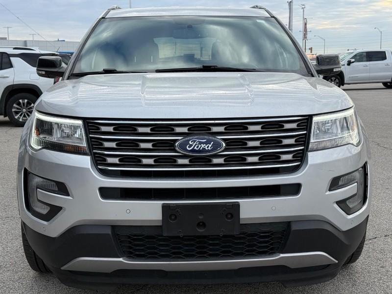 Ford Explorer Vehicle Full-screen Gallery Image 9