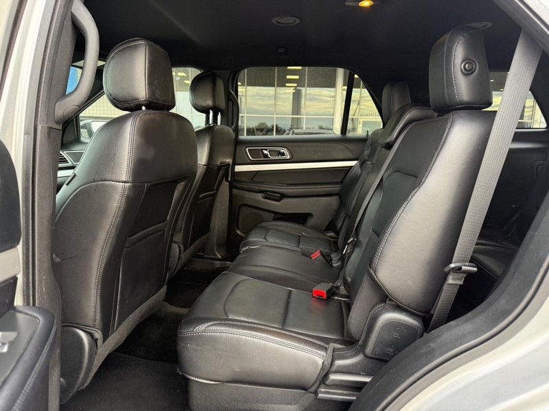 Ford Explorer Vehicle Full-screen Gallery Image 11