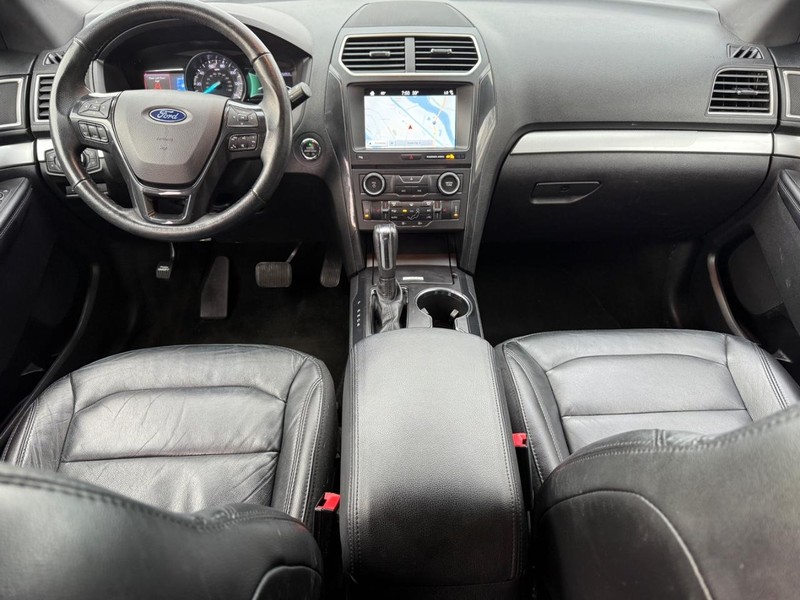 Ford Explorer Vehicle Full-screen Gallery Image 12