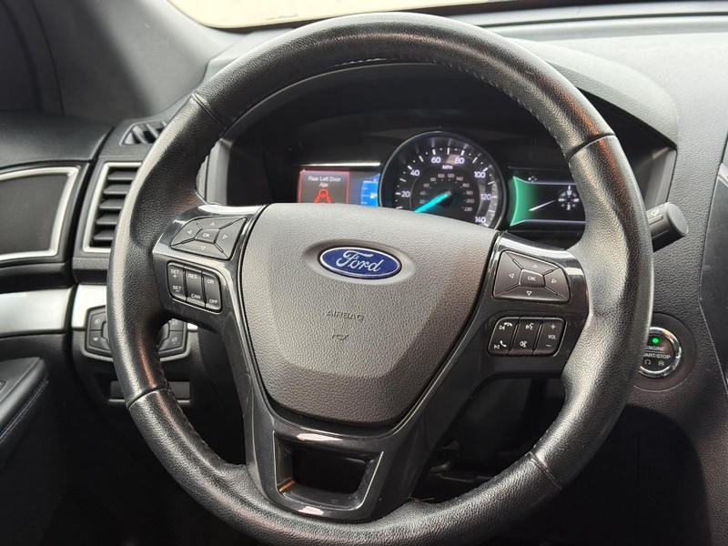 Ford Explorer Vehicle Full-screen Gallery Image 13