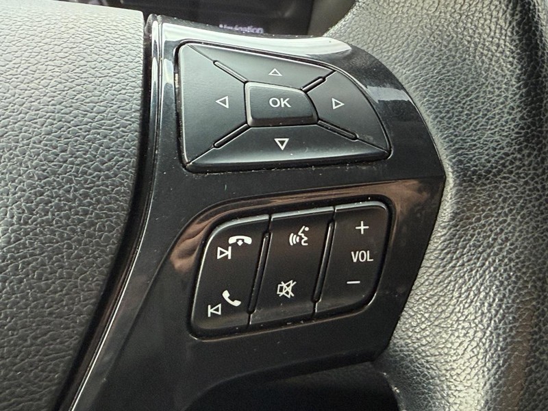 Ford Explorer Vehicle Full-screen Gallery Image 15