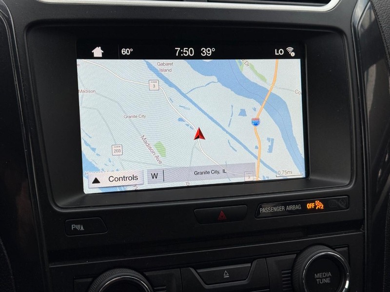 Ford Explorer Vehicle Full-screen Gallery Image 17