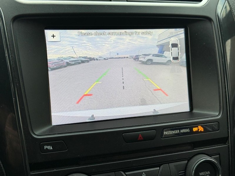 Ford Explorer Vehicle Full-screen Gallery Image 18