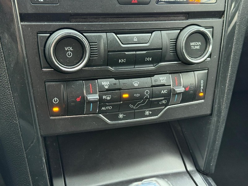 Ford Explorer Vehicle Full-screen Gallery Image 19