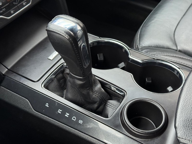 Ford Explorer Vehicle Full-screen Gallery Image 20