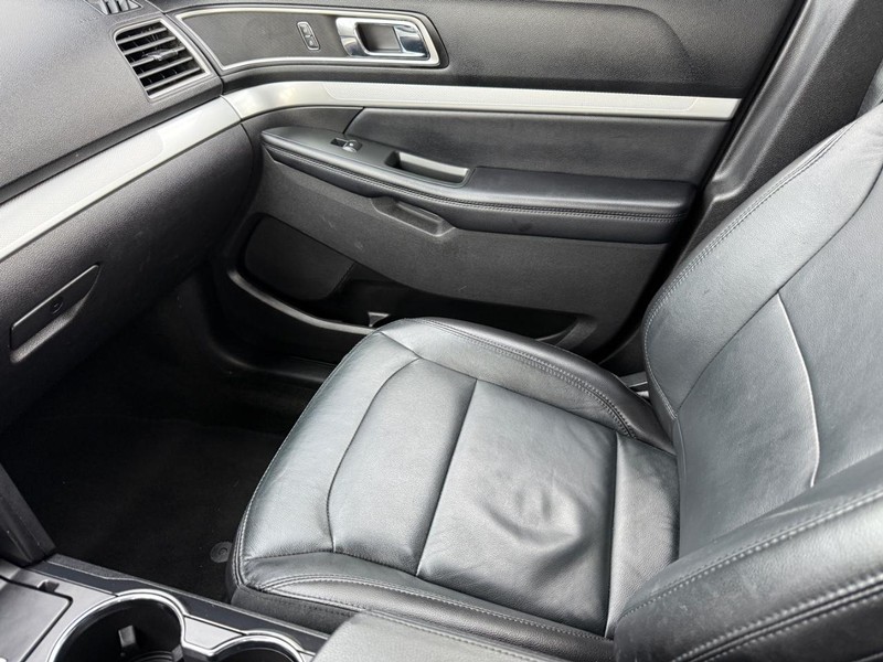 Ford Explorer Vehicle Full-screen Gallery Image 21