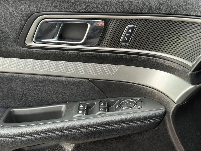 Ford Explorer Vehicle Full-screen Gallery Image 23