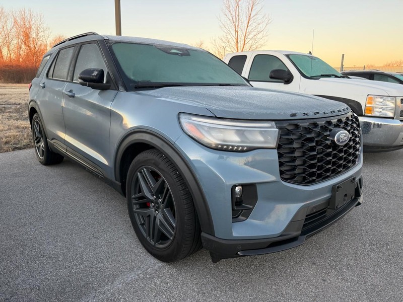 Ford Explorer Vehicle Full-screen Gallery Image 2