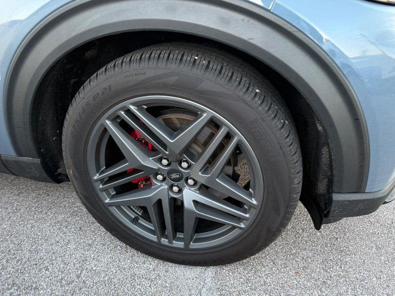 Ford Explorer Vehicle Full-screen Gallery Image 3