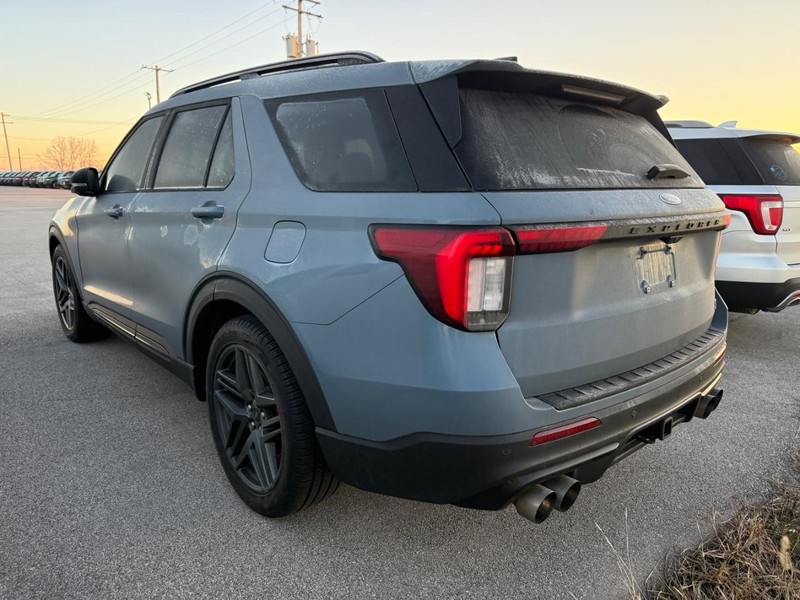 Ford Explorer Vehicle Full-screen Gallery Image 5