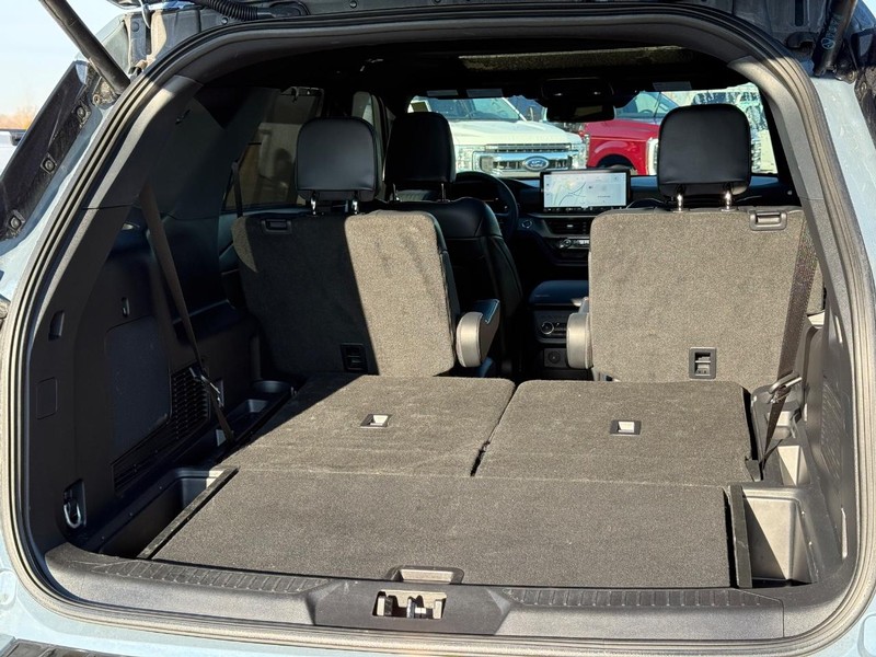 Ford Explorer Vehicle Full-screen Gallery Image 6