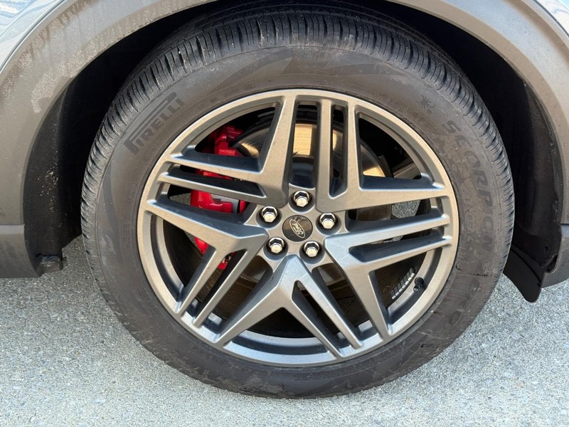 Ford Explorer Vehicle Full-screen Gallery Image 7