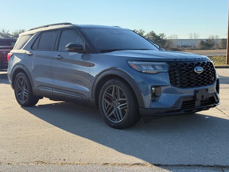 Ford Explorer Vehicle Full-screen Gallery Image 8