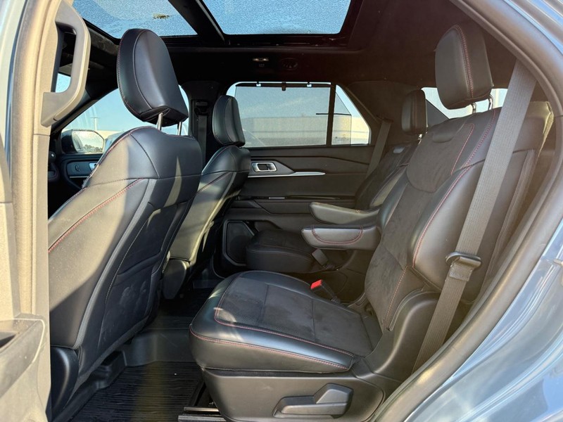 Ford Explorer Vehicle Full-screen Gallery Image 11