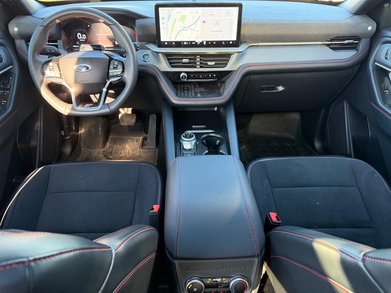 Ford Explorer Vehicle Full-screen Gallery Image 14