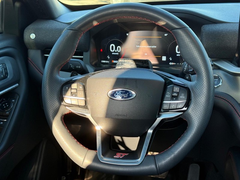 Ford Explorer Vehicle Full-screen Gallery Image 15