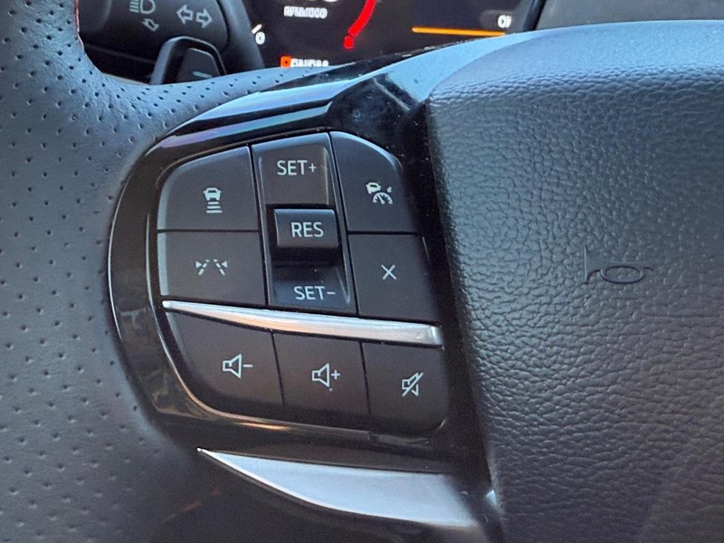 Ford Explorer Vehicle Full-screen Gallery Image 16