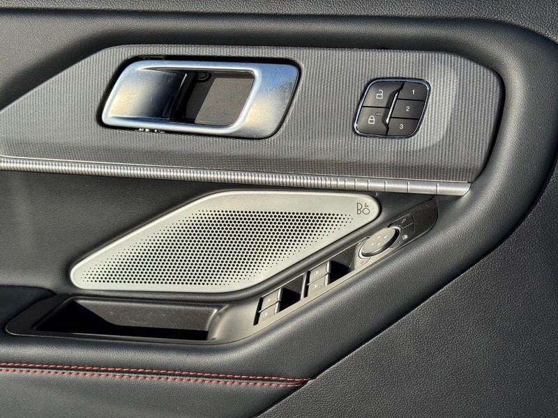 Ford Explorer Vehicle Full-screen Gallery Image 26