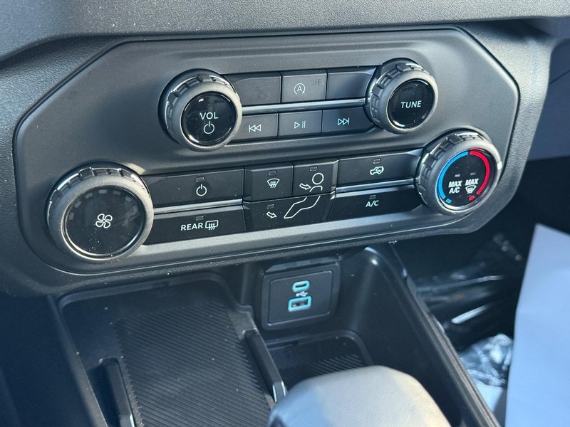 Ford Bronco Vehicle Full-screen Gallery Image 13