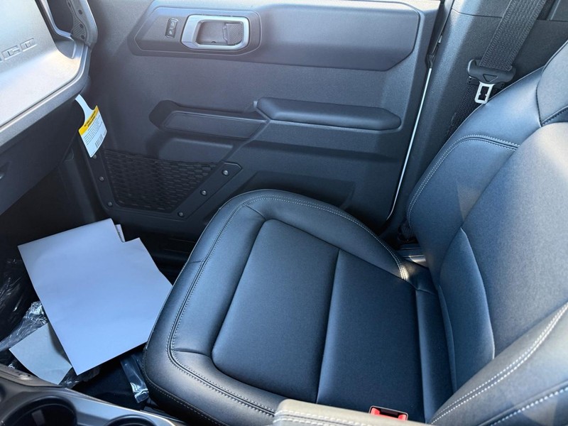 Ford Bronco Vehicle Full-screen Gallery Image 15