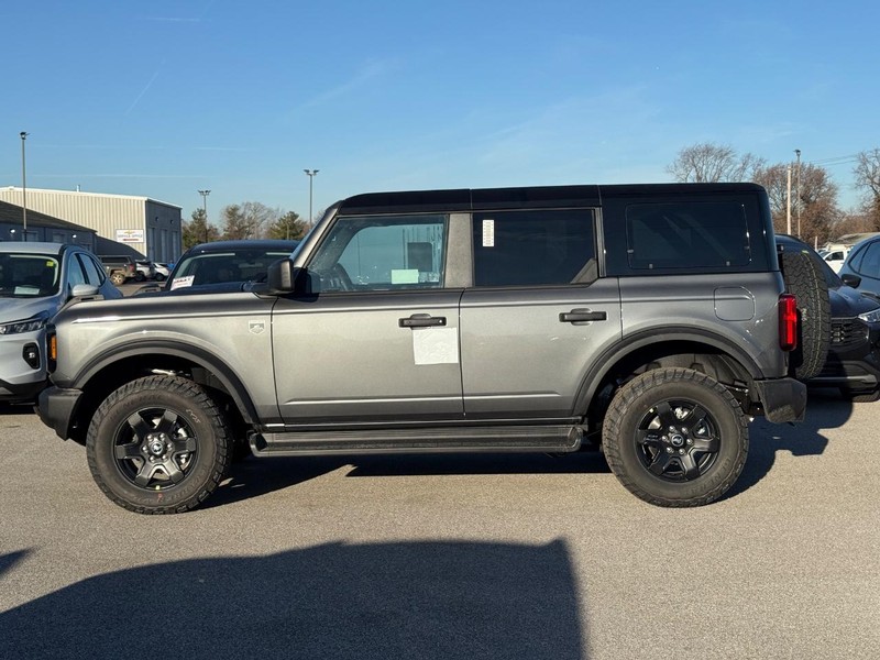 Ford Bronco Vehicle Full-screen Gallery Image 2