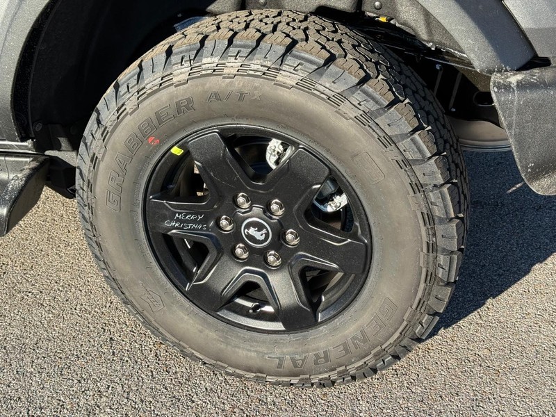 Ford Bronco Vehicle Full-screen Gallery Image 4