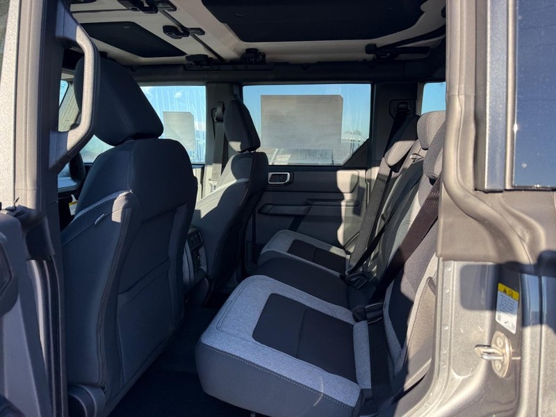 Ford Bronco Vehicle Full-screen Gallery Image 5