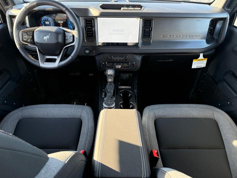 Ford Bronco Vehicle Full-screen Gallery Image 6