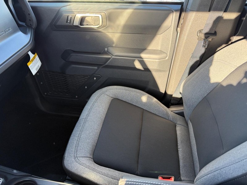 Ford Bronco Vehicle Full-screen Gallery Image 15