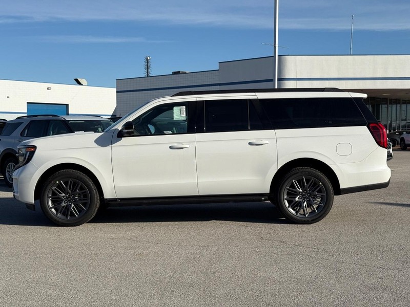 Ford Expedition Max Vehicle Full-screen Gallery Image 2