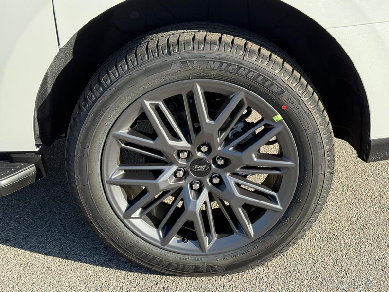 Ford Expedition Max Vehicle Full-screen Gallery Image 4