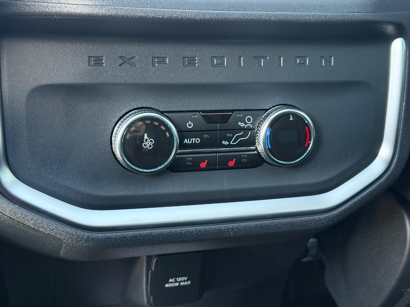 Ford Expedition Max Vehicle Full-screen Gallery Image 8