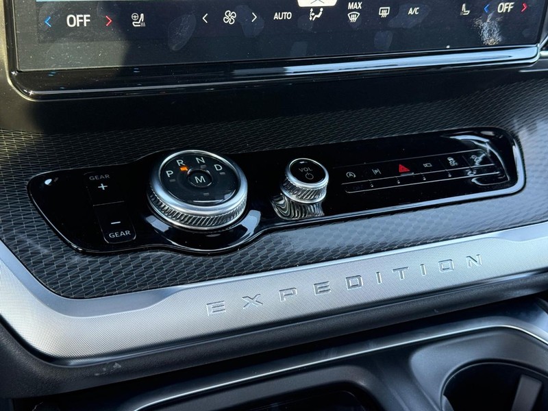 Ford Expedition Max Vehicle Full-screen Gallery Image 16