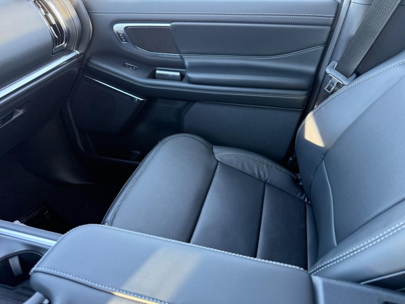 Ford Expedition Max Vehicle Full-screen Gallery Image 17