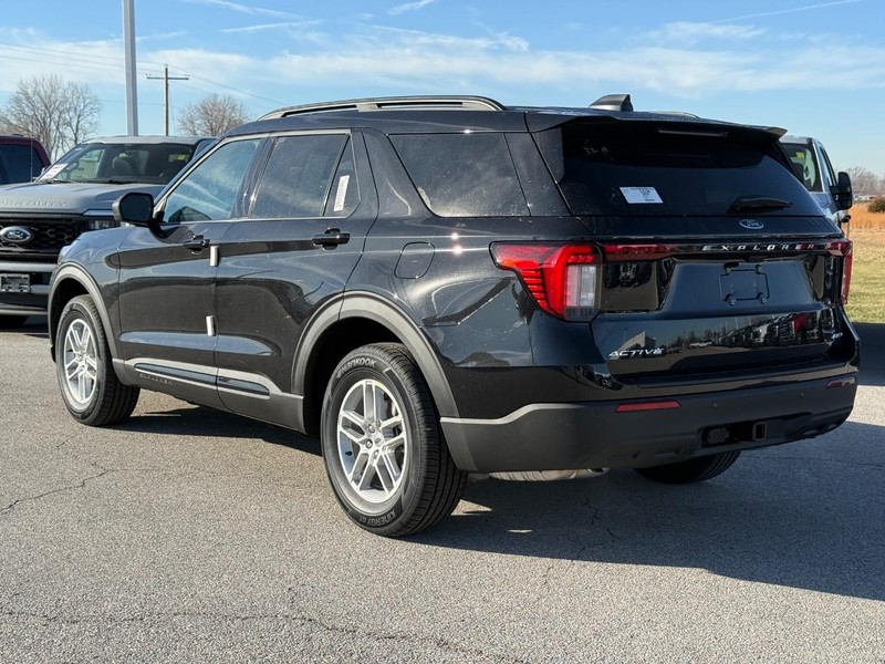 Ford Explorer Vehicle Full-screen Gallery Image 3