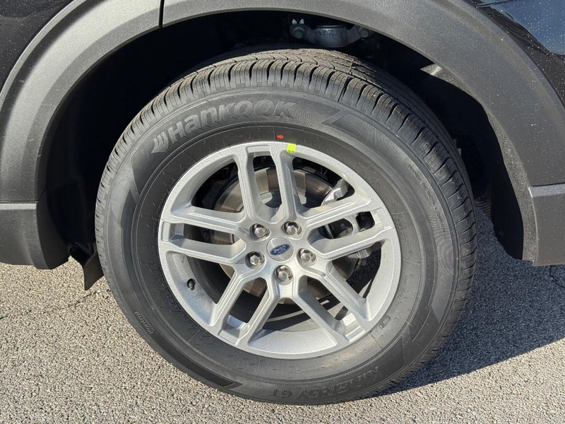 Ford Explorer Vehicle Full-screen Gallery Image 4