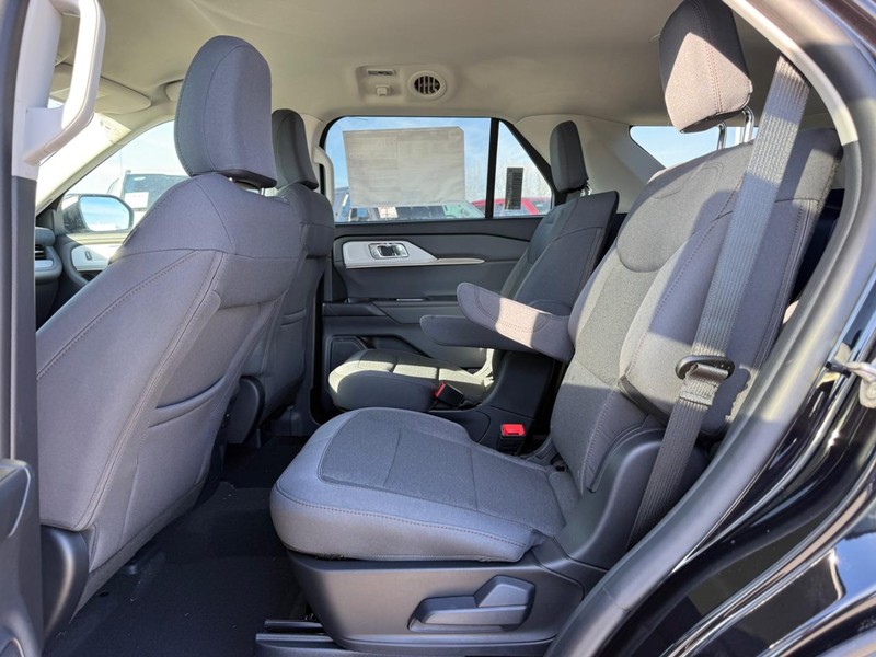 Ford Explorer Vehicle Full-screen Gallery Image 6