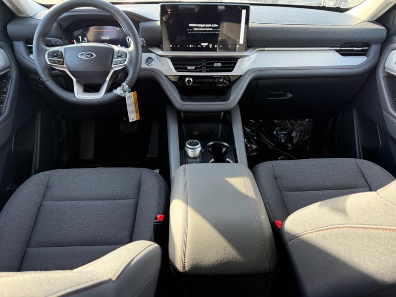 Ford Explorer Vehicle Full-screen Gallery Image 7