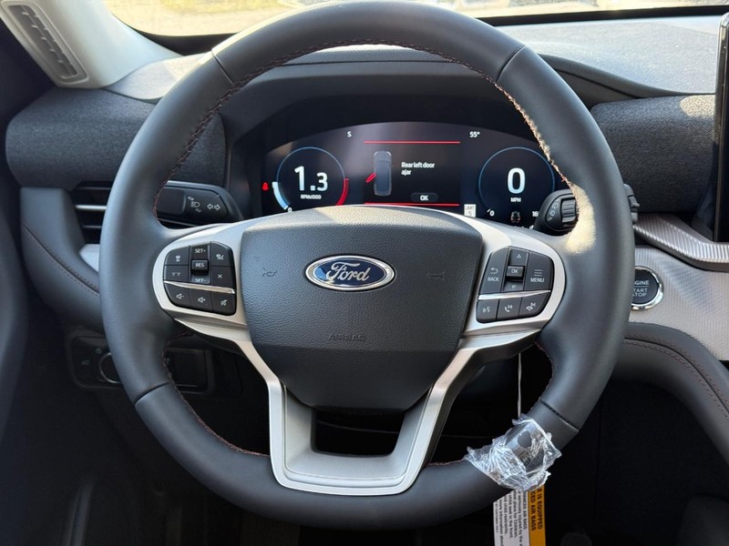 Ford Explorer Vehicle Full-screen Gallery Image 8