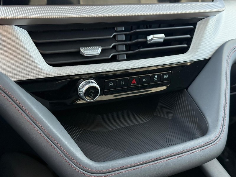 Ford Explorer Vehicle Full-screen Gallery Image 14