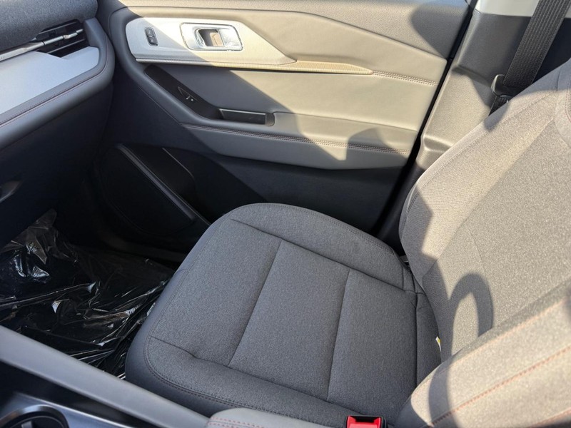 Ford Explorer Vehicle Full-screen Gallery Image 16