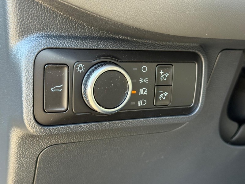 Ford Explorer Vehicle Full-screen Gallery Image 17