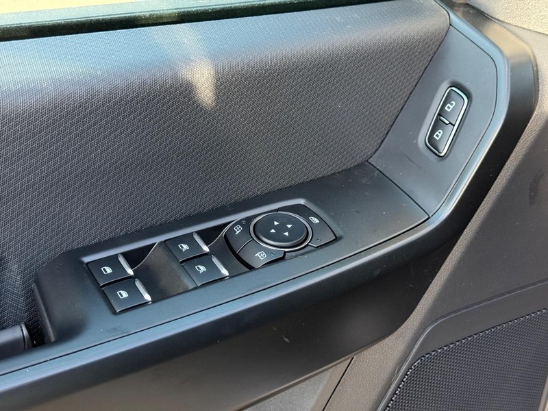 Ford F-150 Vehicle Full-screen Gallery Image 17