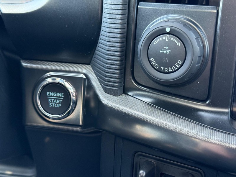 Ford F-150 Vehicle Full-screen Gallery Image 12