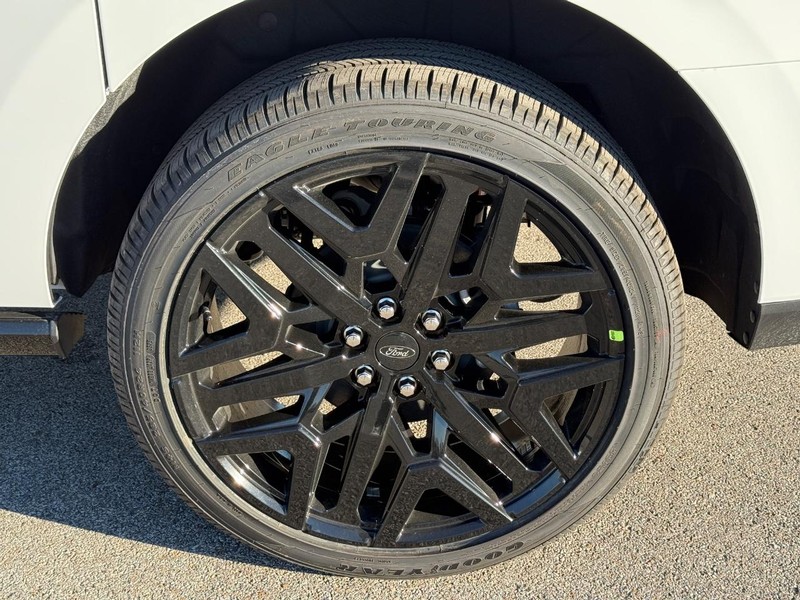 Ford Expedition Max Vehicle Full-screen Gallery Image 4