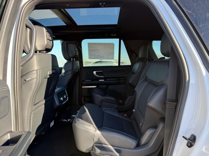 Ford Expedition Max Vehicle Full-screen Gallery Image 6