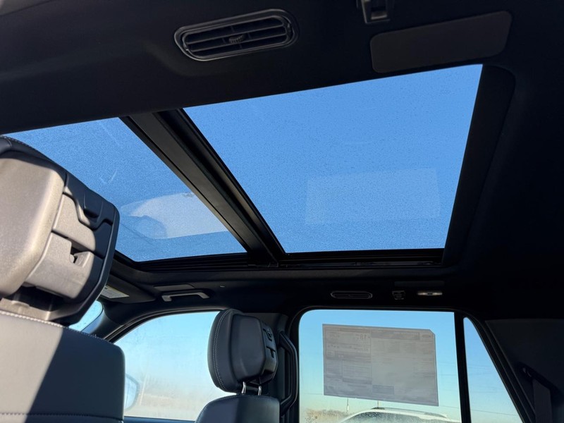 Ford Expedition Max Vehicle Full-screen Gallery Image 7