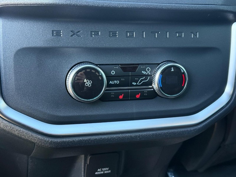 Ford Expedition Max Vehicle Full-screen Gallery Image 8